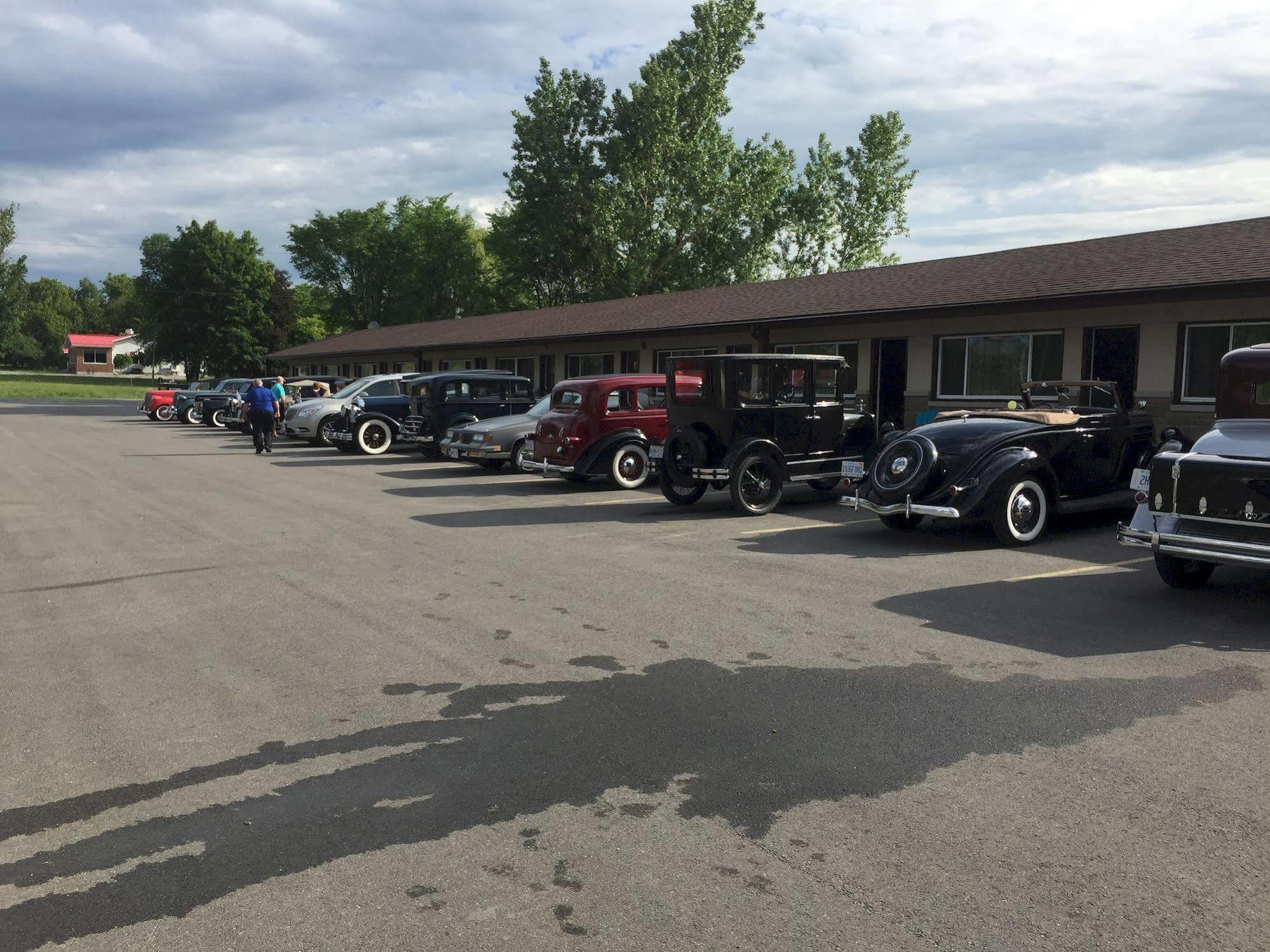 Masterson'S Motel Greater Napanee Exterior photo