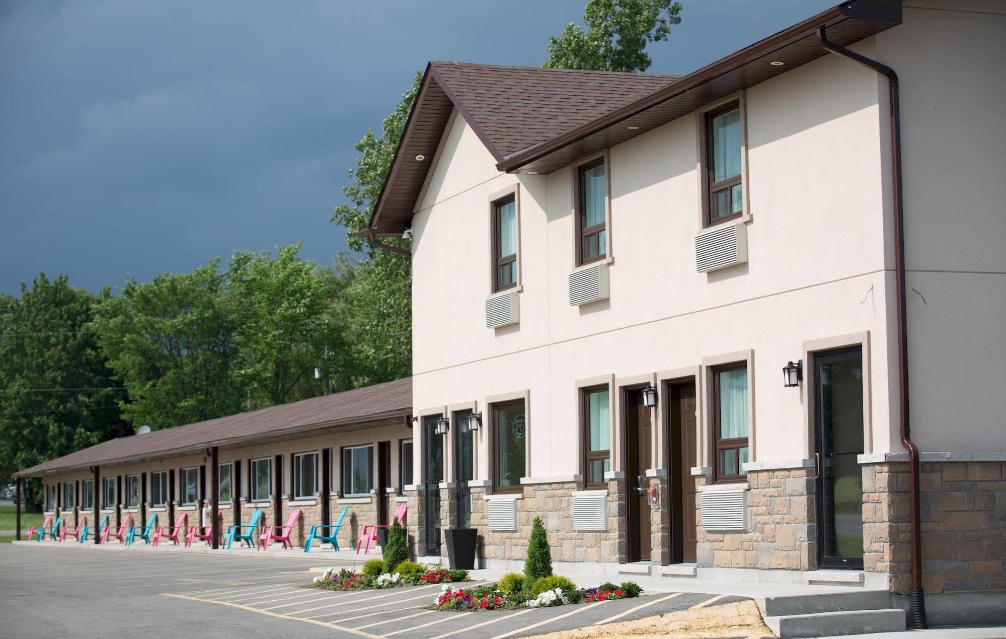 Masterson'S Motel Greater Napanee Exterior photo